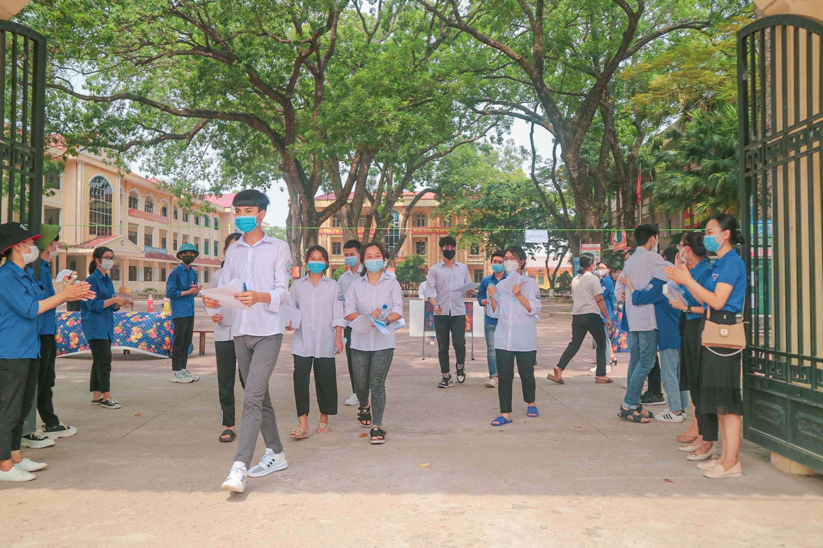 Ngày đầu thi tốt nghiệp THPT đợt 2: Đề thi toán, ngữ văn "dễ thở"