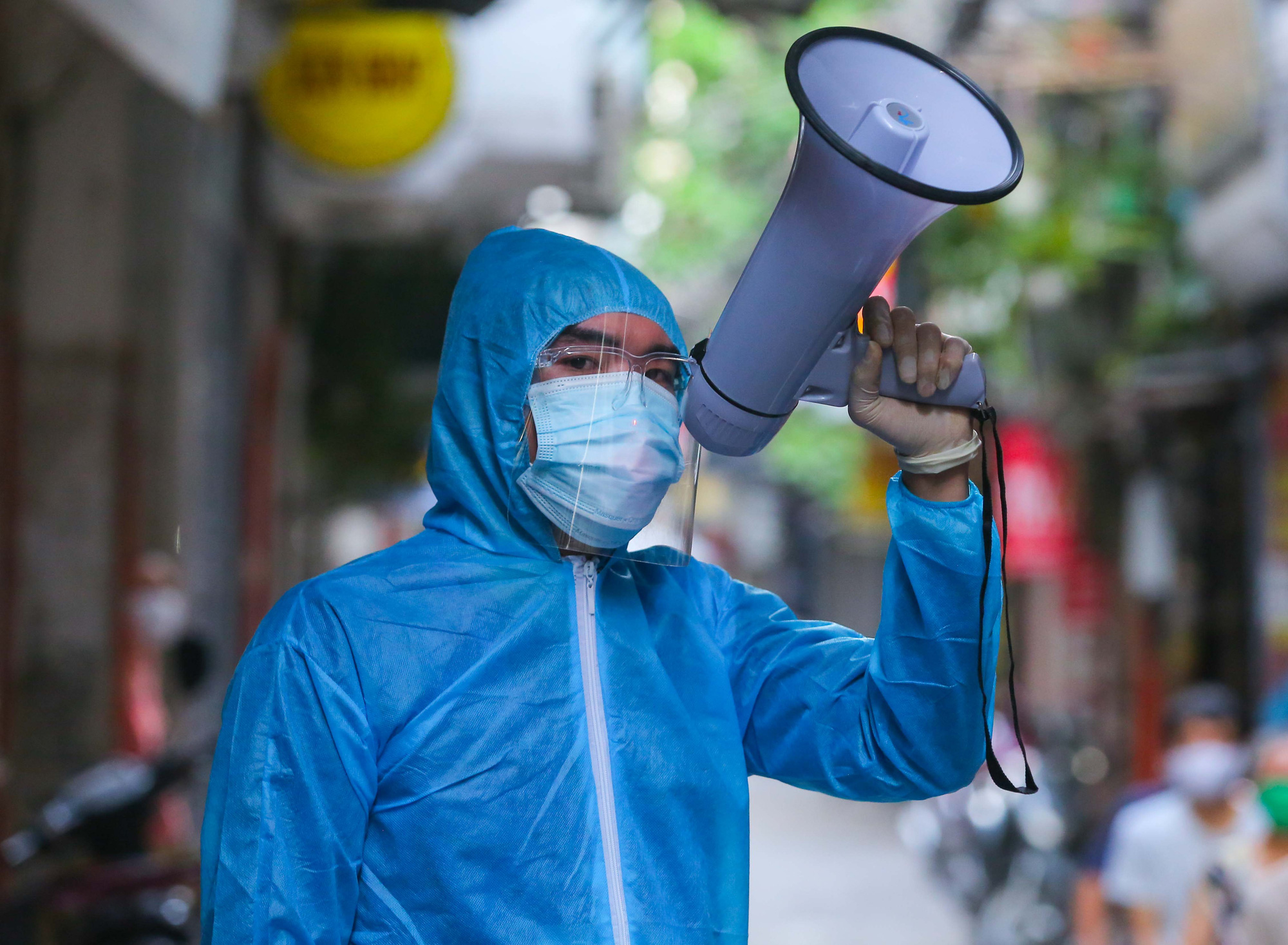KHẨN: Tìm người đã đến điểm tiêm vắc-xin Covid-19, cửa hàng rau