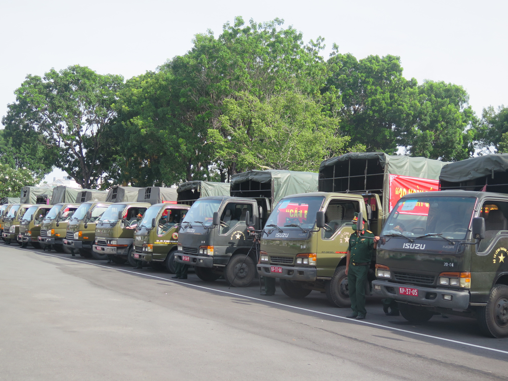 Bộ Tư lệnh TP HCM xuất quân thực hiện chiến dịch "100.000 phần quà hỗ trợ nhân dân"
