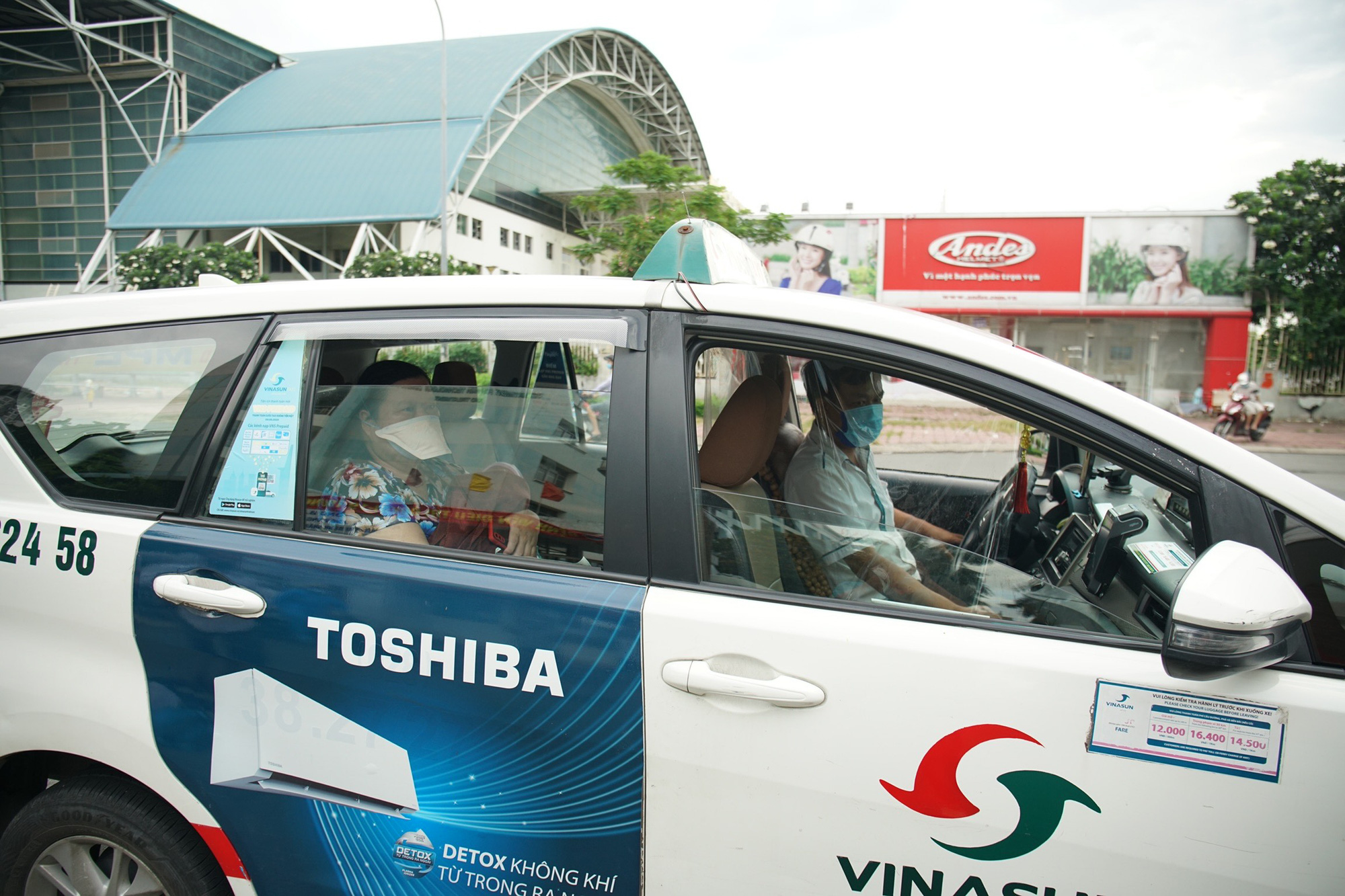 Vinasun Taxi tặng 3.000 bộ đồ bảo hộ y tế chất lượng cao cho Bệnh viện Chợ Rẫy