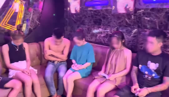 Bất chấp dịch Covid-19, qu&aacute;n karaoke vẫn mở cửa, b&aacute;n ma t&uacute;y cho d&acirc;n chơi bay lắc - Ảnh 1.