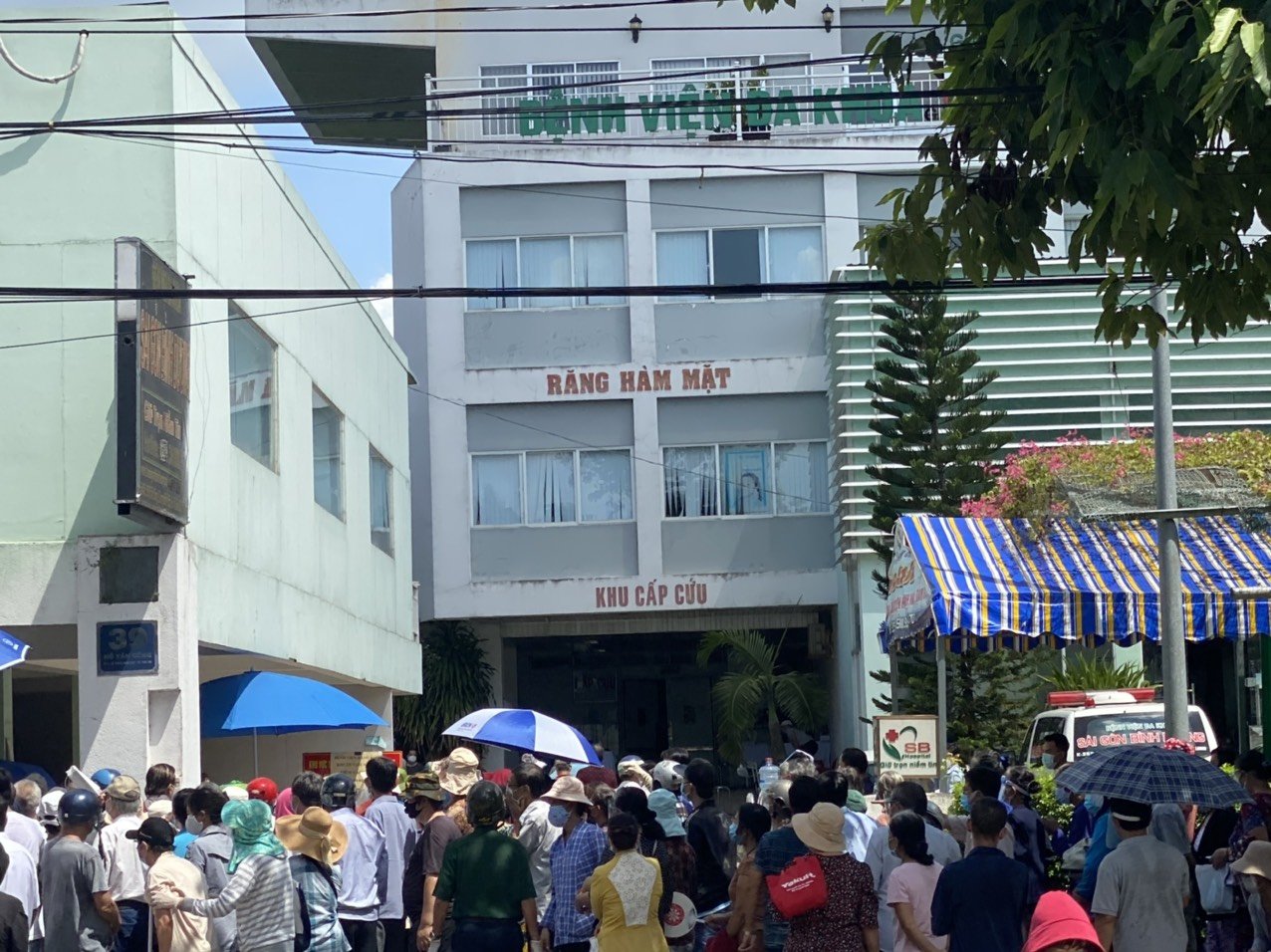 Bình Dương: Người dân “sốt ruột” chen nhau tiêm vắc-xin, làm tăng nguy cơ lây lan Covid-19