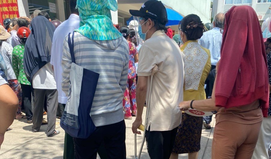 Bình Dương: Người dân “sốt ruột” chen nhau tiêm vắc-xin, làm tăng nguy cơ lây lan Covid-19 - Ảnh 2.