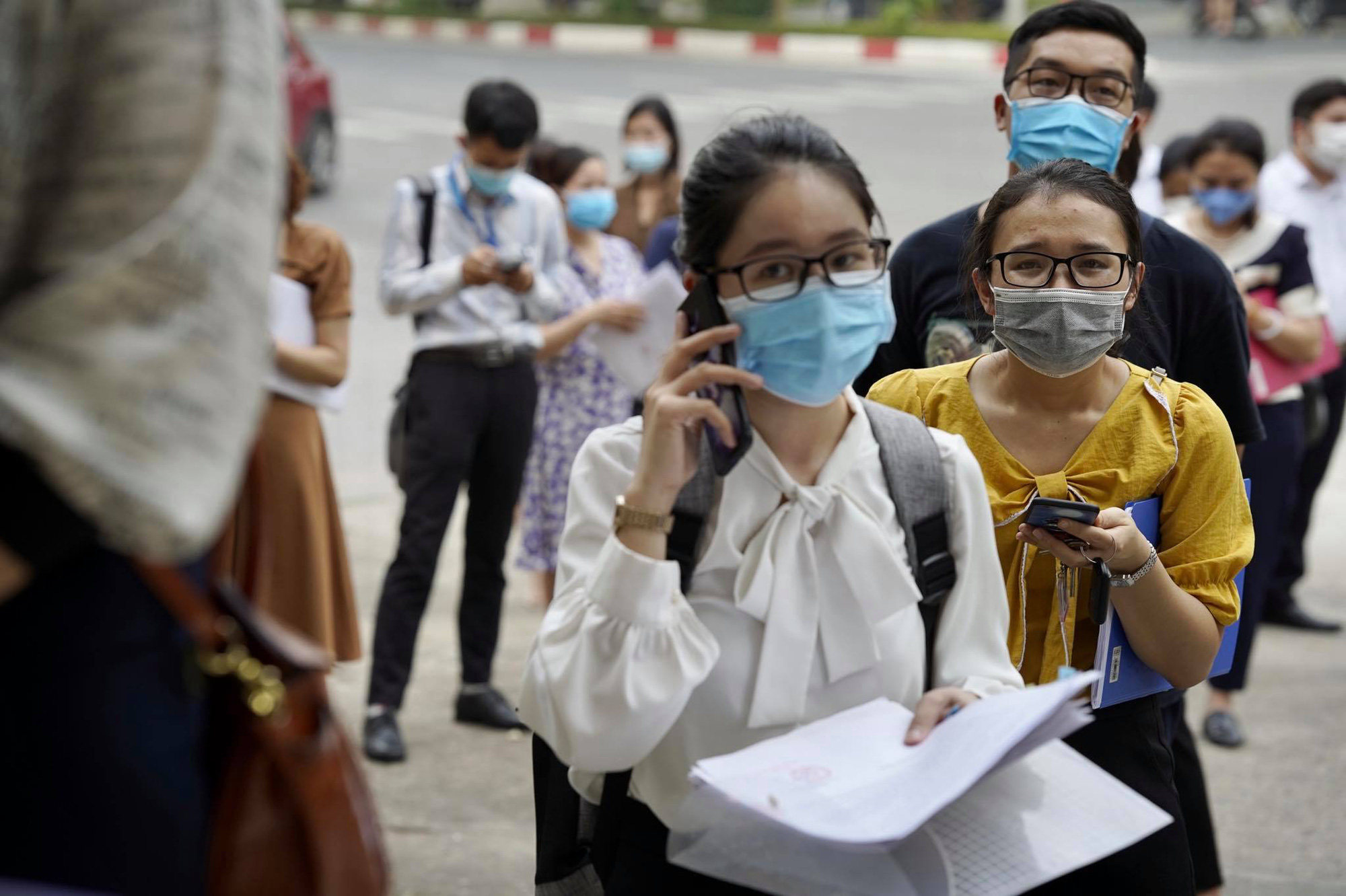 Đến phường xin giấy đi đường vì "ở nhà chán quá"