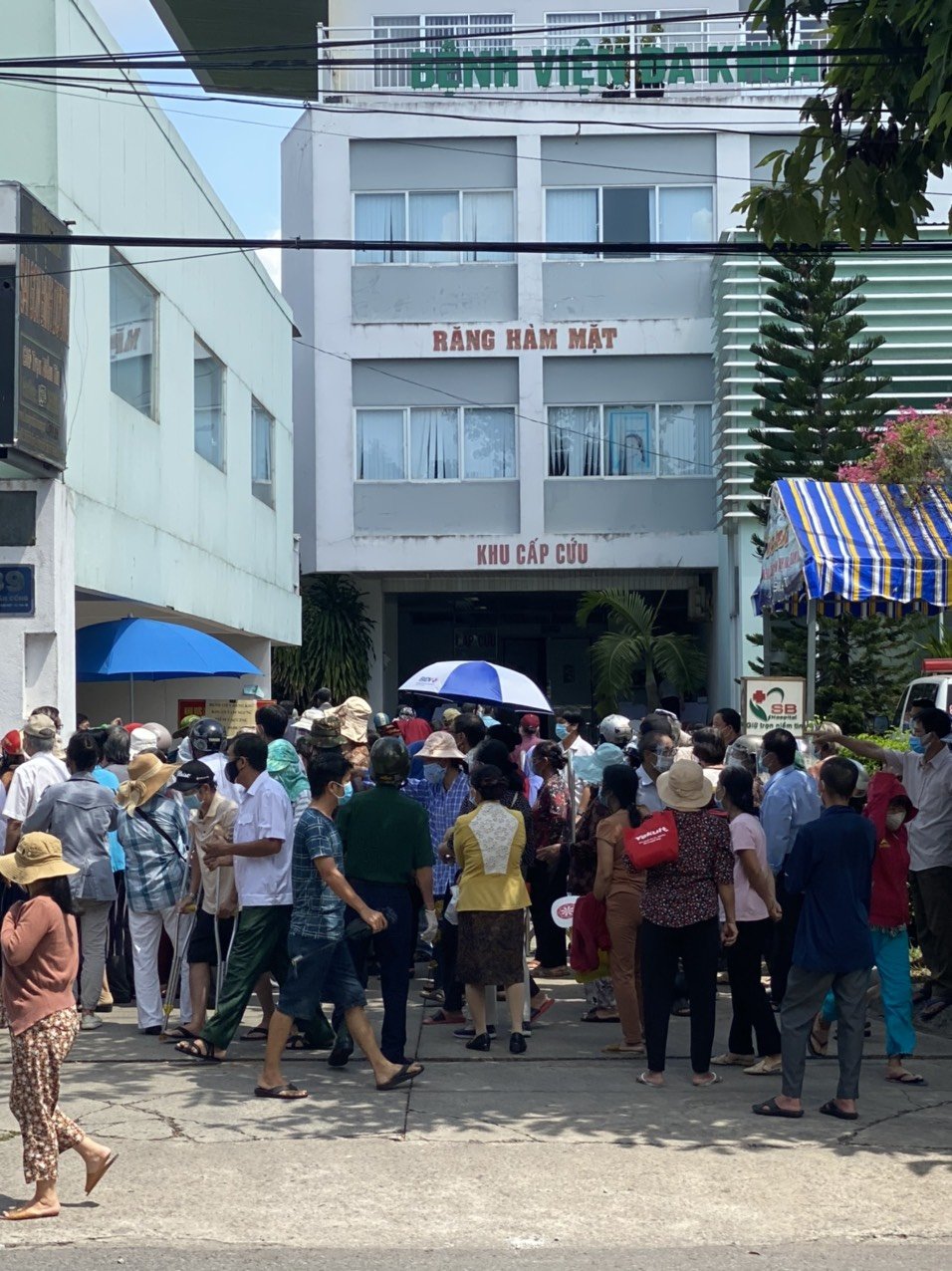 Bình Dương: Người dân “sốt ruột” chen nhau tiêm vắc-xin, làm tăng nguy cơ lây lan Covid-19 - Ảnh 4.