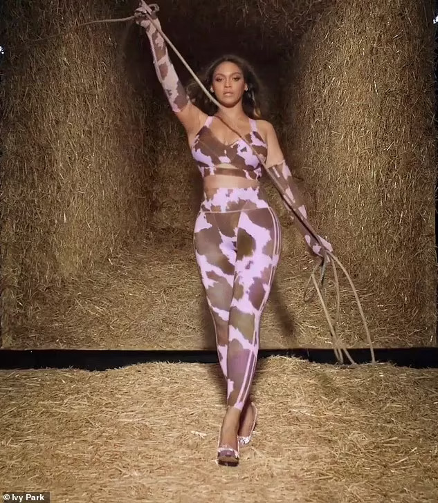 Danh ca Beyonce tr&igrave;nh diễn, khoe đường cong &ldquo;bốc lửa&rdquo; - Ảnh 4.