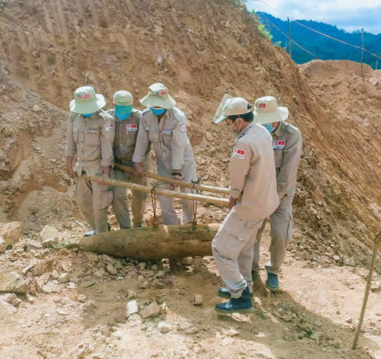 Tiếp tục phát hiện quả bom "khủng" còn nguyên ngòi nổ khi làm đường