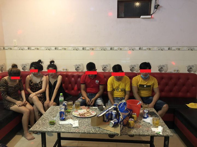 Hát karaoke “tay vịn” trong lúc giãn cách xã hội, 8 người bị phạt 117,5 triệu đồng