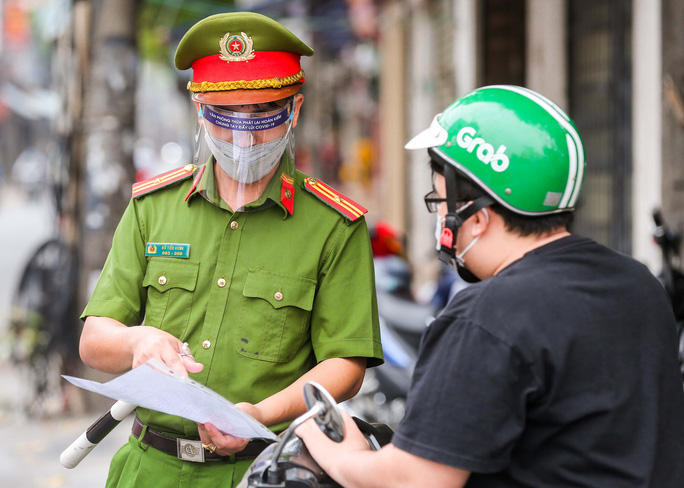 Phó Chủ tịch UBND TP Hà Nội ký yêu cầu siết giấy đi đường Hà Nội nói gì?