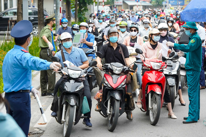 Hà Nội: Cảnh báo nguy cơ lây lan dịch Covid-19 tại các chốt kiểm soát giấy đi đường