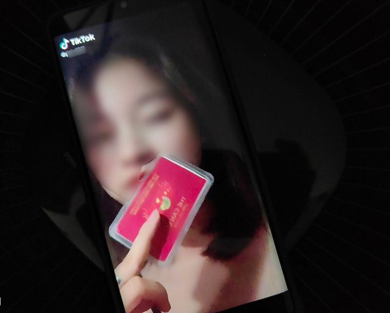 Cô gái đăng clip "thẻ đỏ của ba" để đi quanh Hà Nội khi giãn cách bị phạt 12,5 triệu đồng