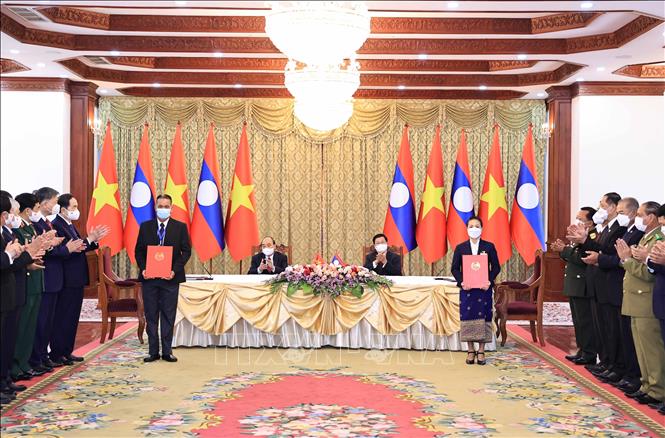 vna_potal_chu_tich_nuoc_nguyen_xuan_phuc_va_tong_bi_thu_chu_tich_nuoc_lao_thongloun_sisoulith_chung_le_ky_ket_van_kien_hop_tac_stand