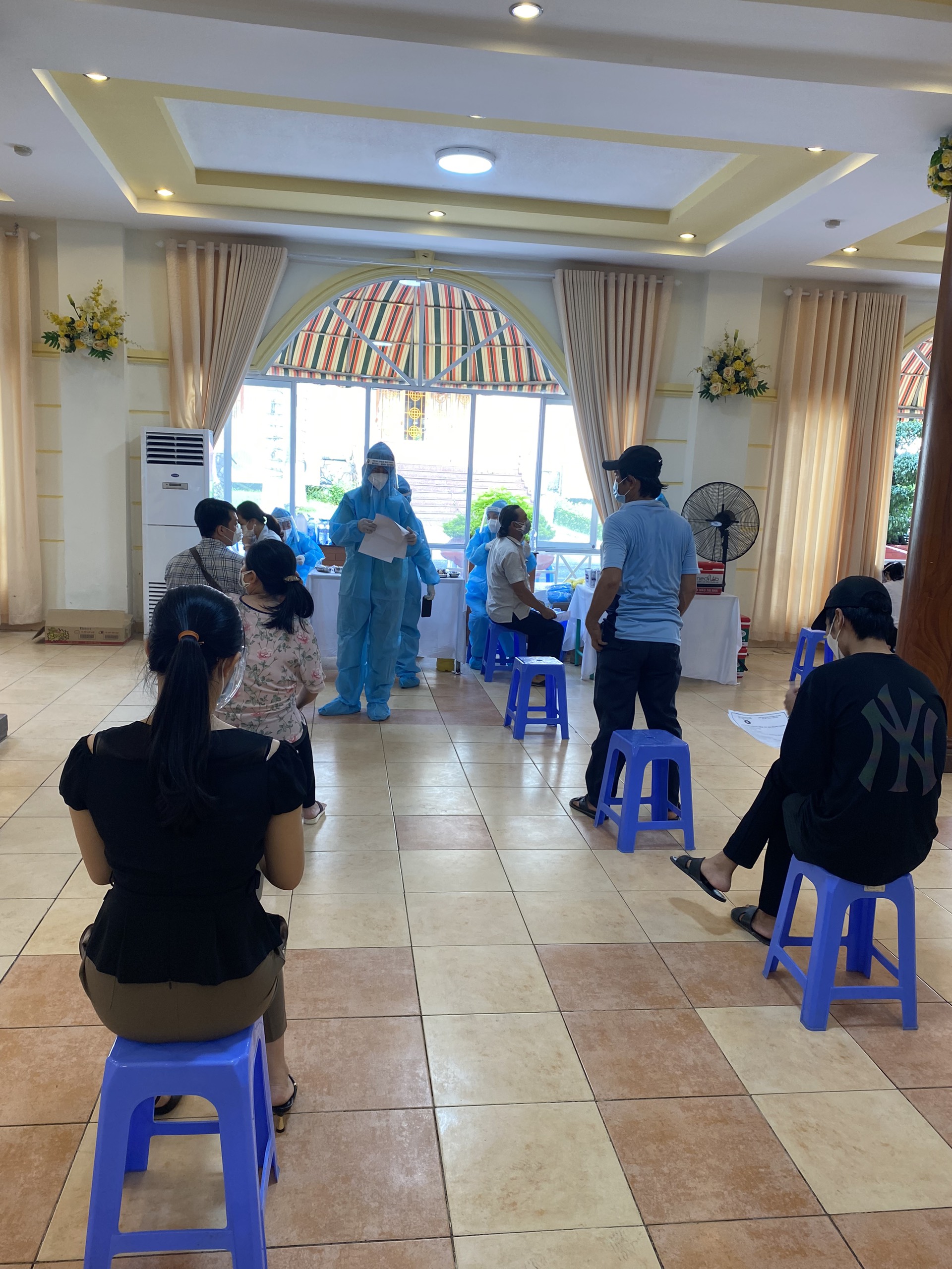 Bình Dương khẩn cấp xin thêm vắc-xin Covid-19 - Ảnh 1.