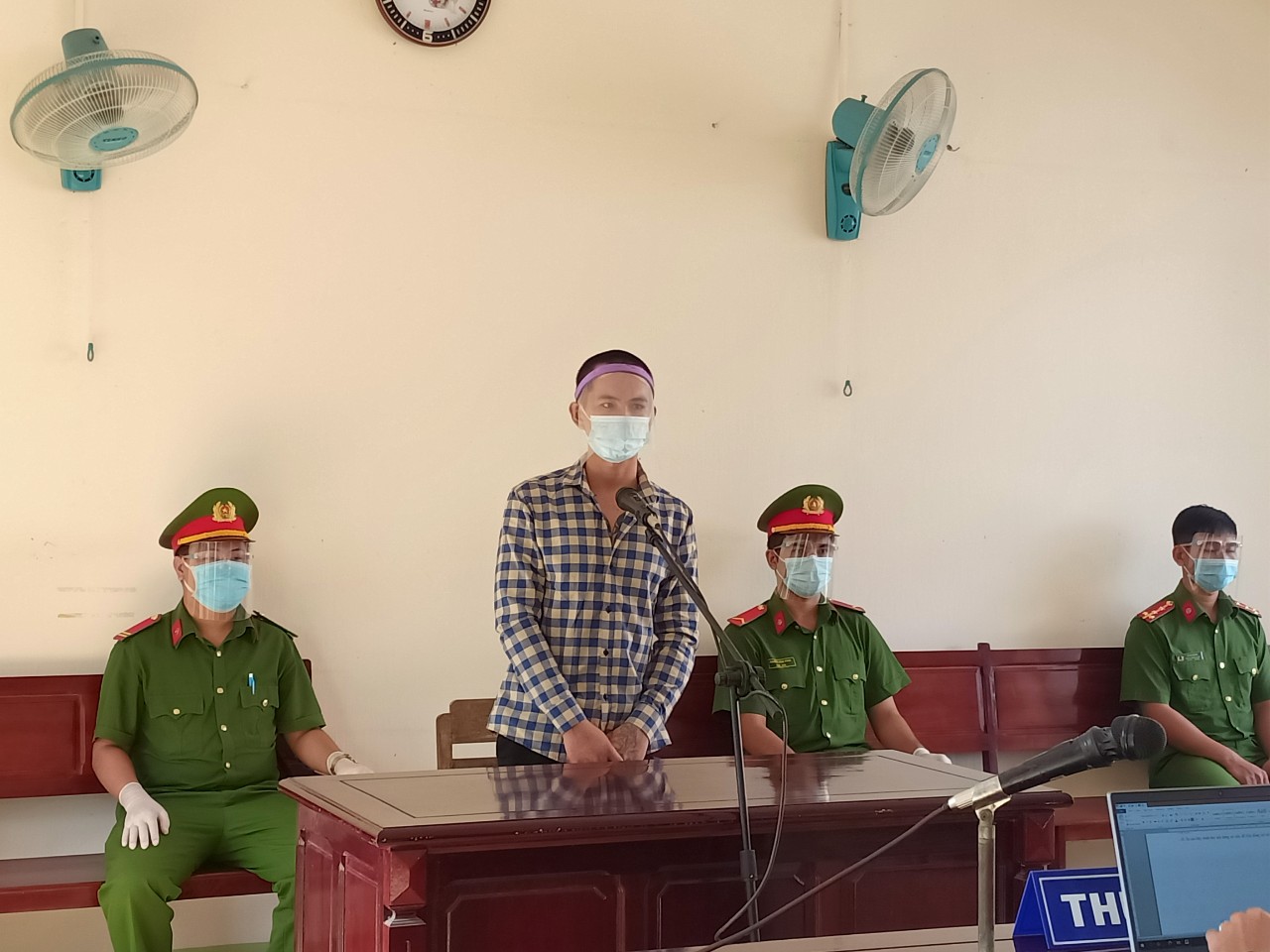 Tấn c&ocirc;ng lực lượng kiểm so&aacute;t dịch, 2 bị c&aacute;o l&atilde;nh tổng cộng 5 năm t&ugrave; - Ảnh 3.
