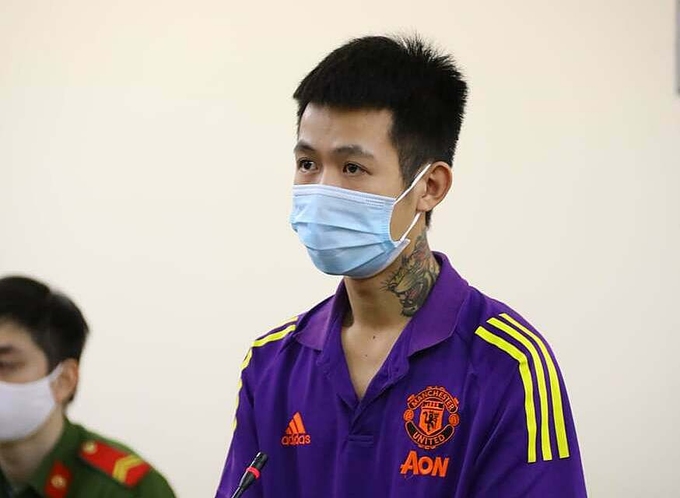 Nam thanh ni&ecirc;n xăm trổ đấm th&agrave;nh vi&ecirc;n chốt kiểm so&aacute;t Covid-19 - Ảnh 1.