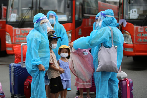 Khó cũng phải đưa dân về quê an toàn - Ảnh 1.