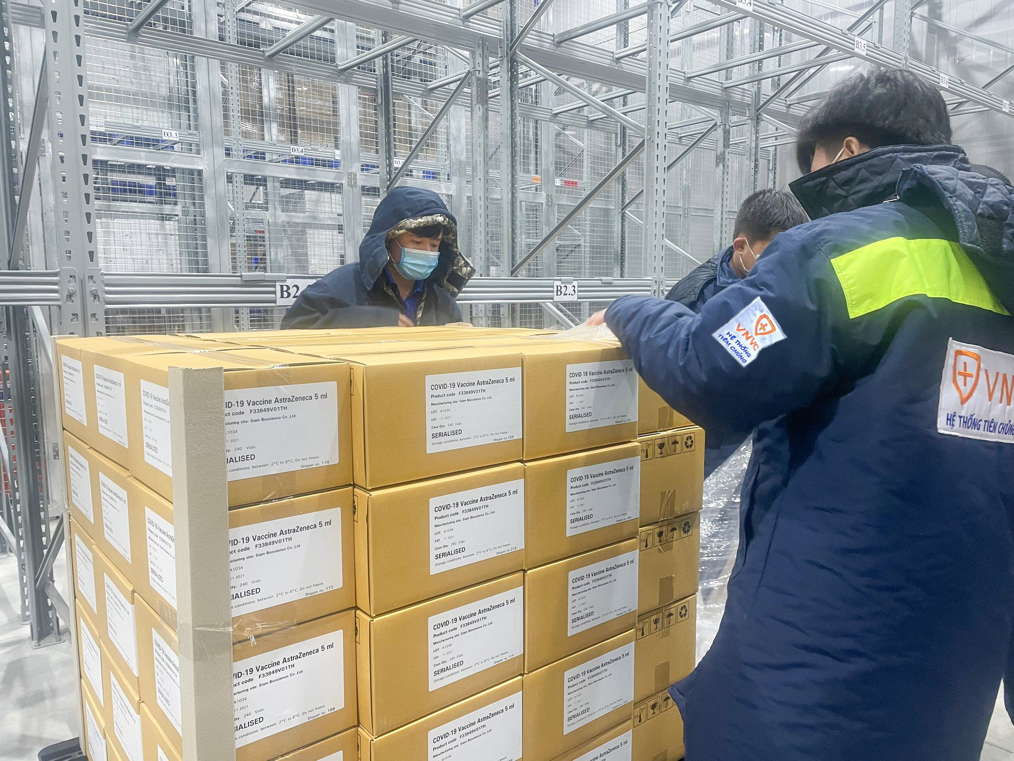 Th&ecirc;m hơn 2 triệu liều vắc-xin AstraZeneca về đến Việt Nam - Ảnh 1.