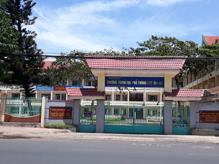 Tổ chức thi lại giữa dịch bệnh, hiệu trưởng báo cáo không trung thực