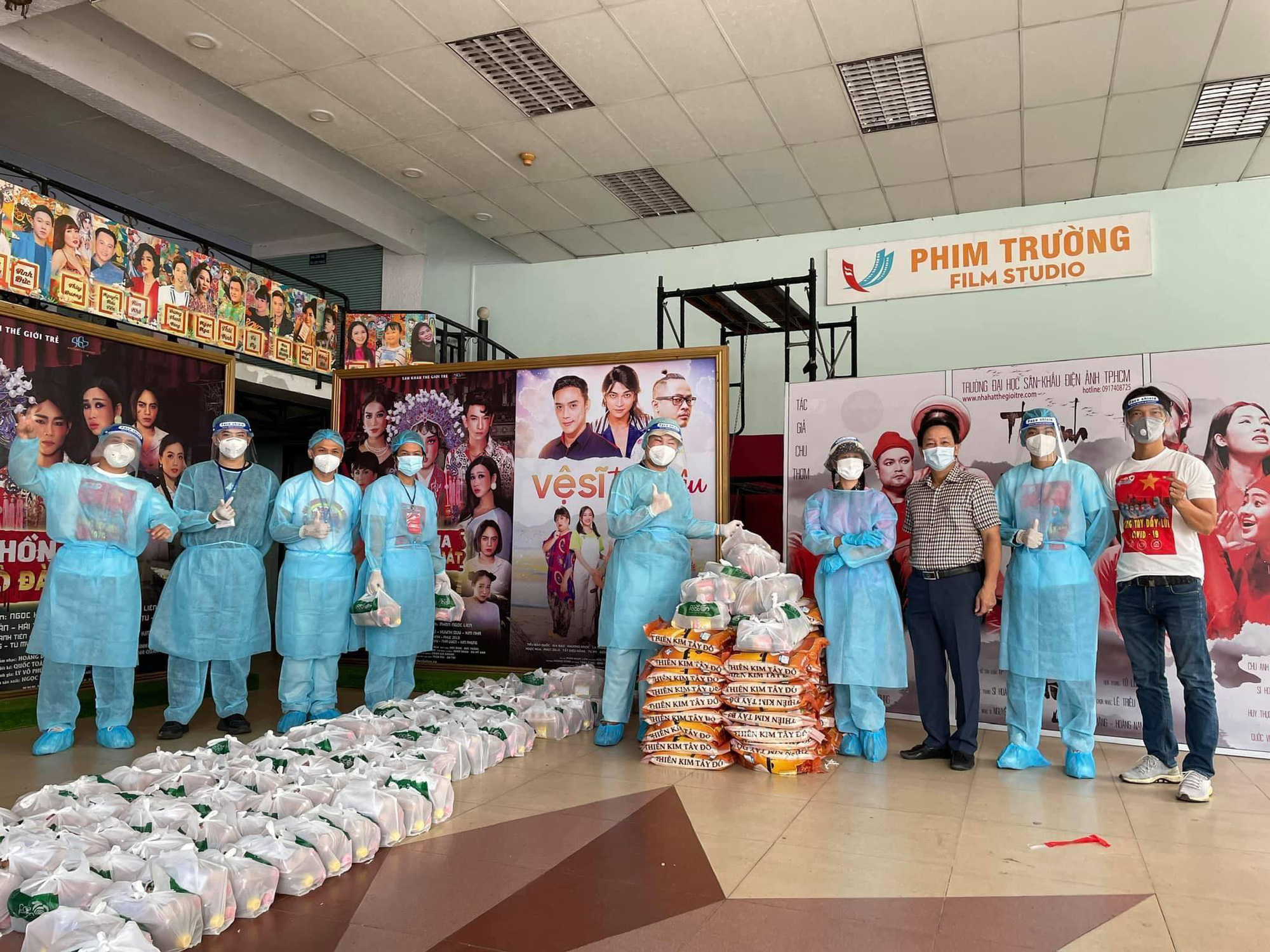 Trường Đại học Sân Khấu - Điện ảnh TP HCM và nghệ sĩ giúp sinh viên sân khấu kẹt lại TP
