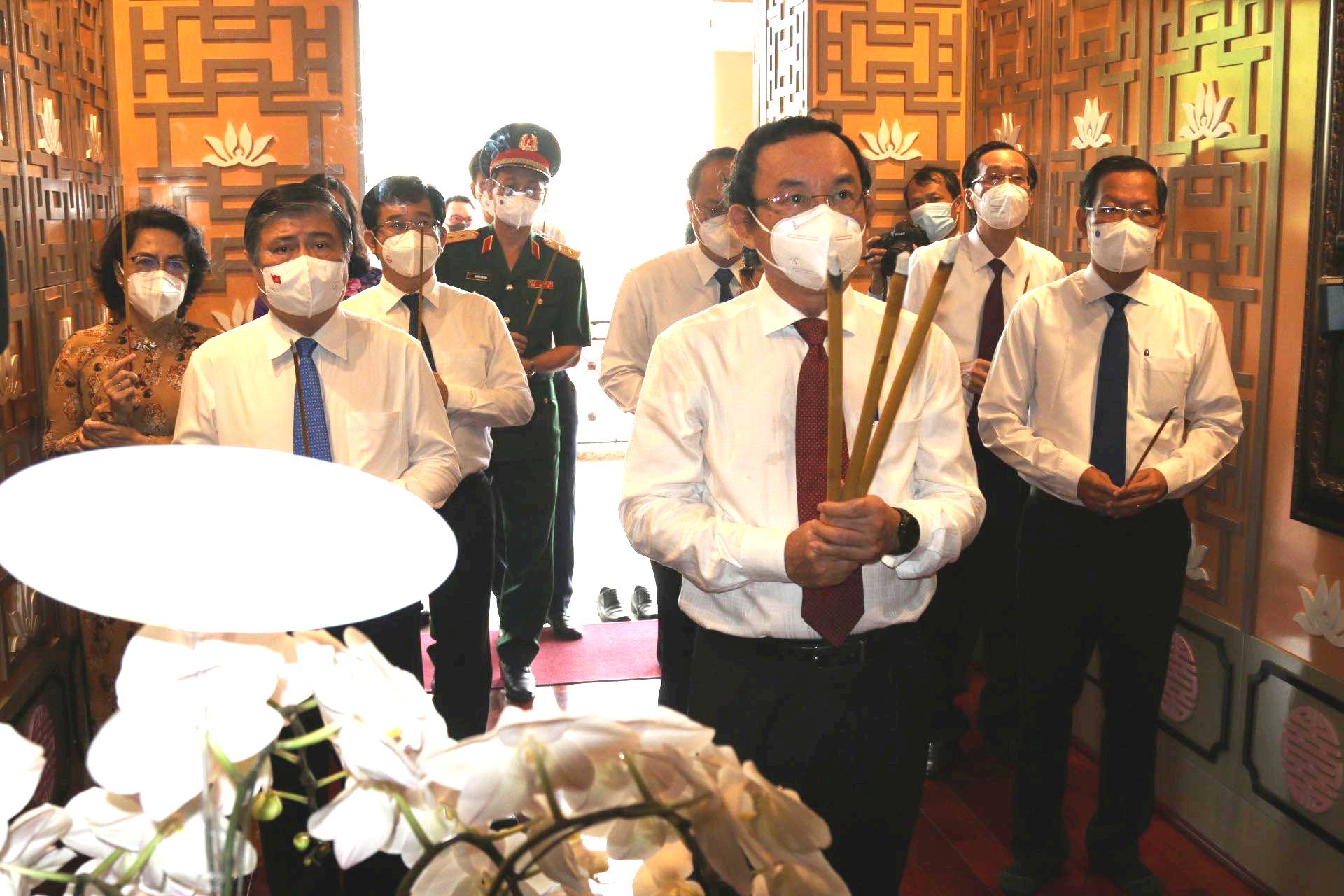 L&atilde;nh đạo TP HCM d&acirc;ng hương, d&acirc;ng hoa Chủ tịch Hồ Ch&iacute; Minh, Chủ tịch T&ocirc;n Đức Thắng - Ảnh 2.
