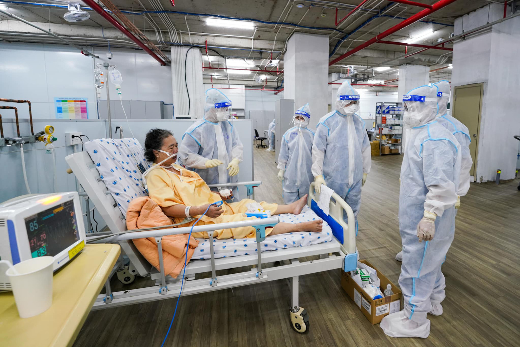 Trường hợp n&agrave;o mắc Covid-19 phải điều trị tại cơ sở y tế? - Ảnh 1.