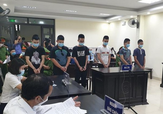 Nhóm thiếu niên giả lực lượng chống dịch Covid-19 cưỡng đoạt tiền người đi đường
