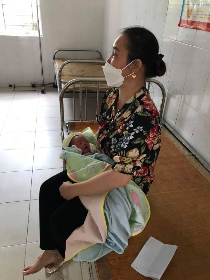 Bé gái hơn 2 ngày tuổi bị bỏ rơi trước cổng nhà hàng xóm