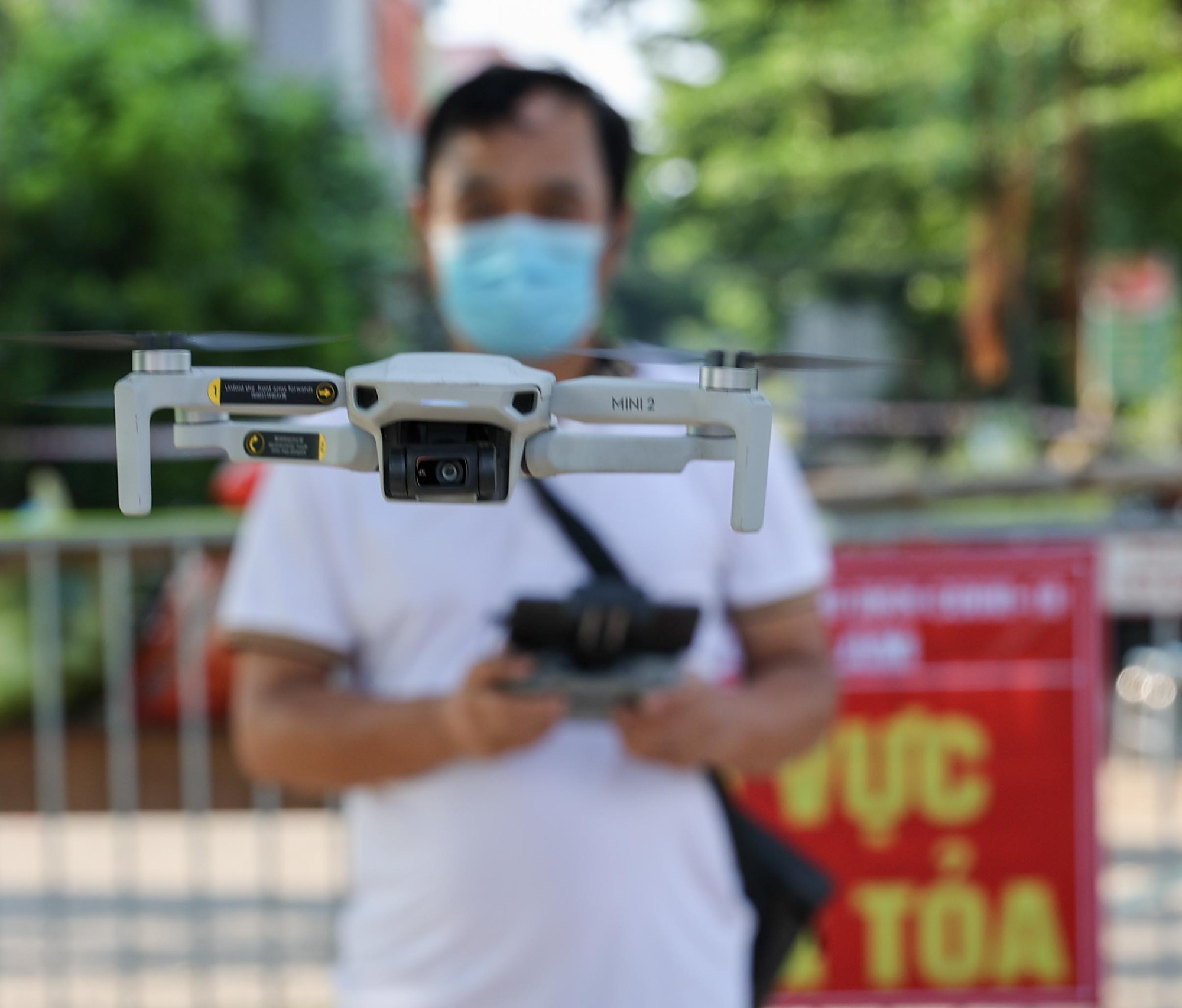 Cận cảnh giám sát hàng ngàn dân khu vực phong toả bằng flycam, ai vi phạm bị phạt nguội