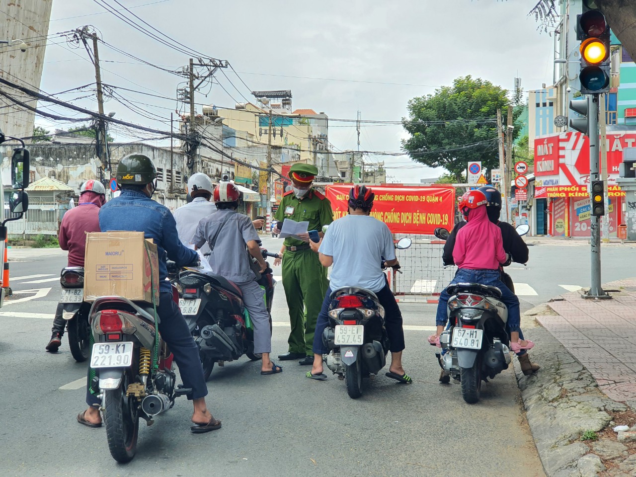 Làm sao để hạn chế lây nhiễm Covid-19 ở chốt kiểm soát?