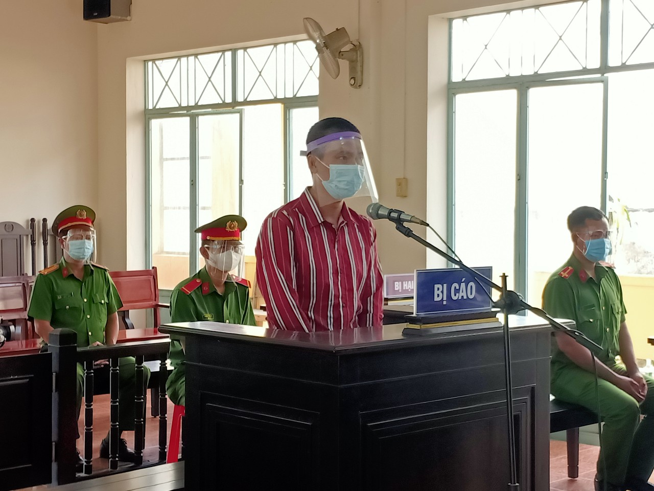 Tấn c&ocirc;ng lực lượng kiểm so&aacute;t dịch, 2 bị c&aacute;o l&atilde;nh tổng cộng 5 năm t&ugrave; - Ảnh 1.