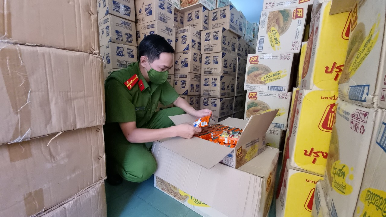 CLIP: Bắt quả tang xe tải luồng xanh vận chuyển hàng lậu - Ảnh 2.