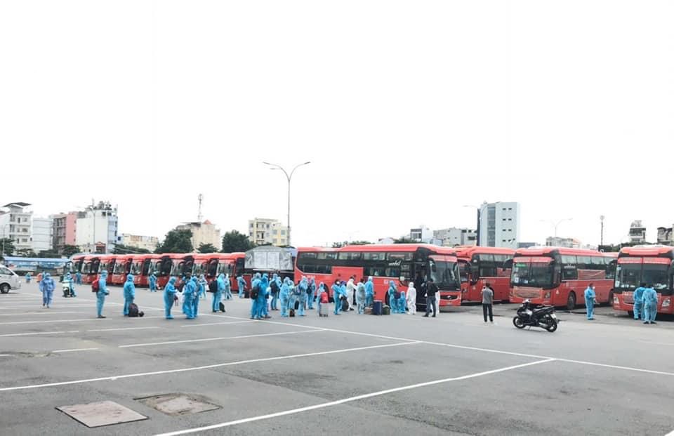 Chuyến xe nghĩa t&igrave;nh tiếp tục đưa b&agrave; con Ph&uacute; Y&ecirc;n hồi hương từ t&acirc;m dịch - Ảnh 1.