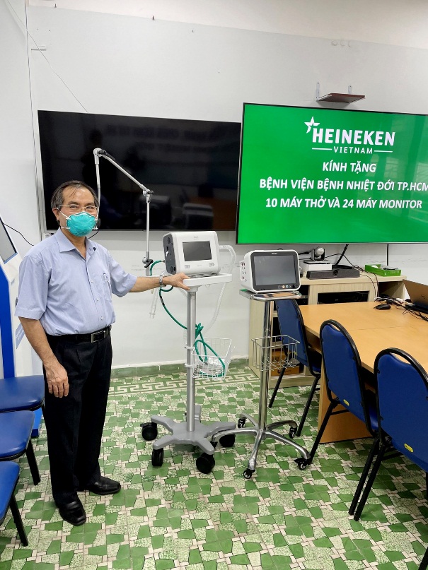 Heineken Việt Nam ủng hộ 10 m&aacute;y thở v&agrave; 24 m&aacute;y theo d&otilde;i bệnh nh&acirc;n cho bệnh viện Bệnh Nhiệt đới TP HCM - Ảnh 1.