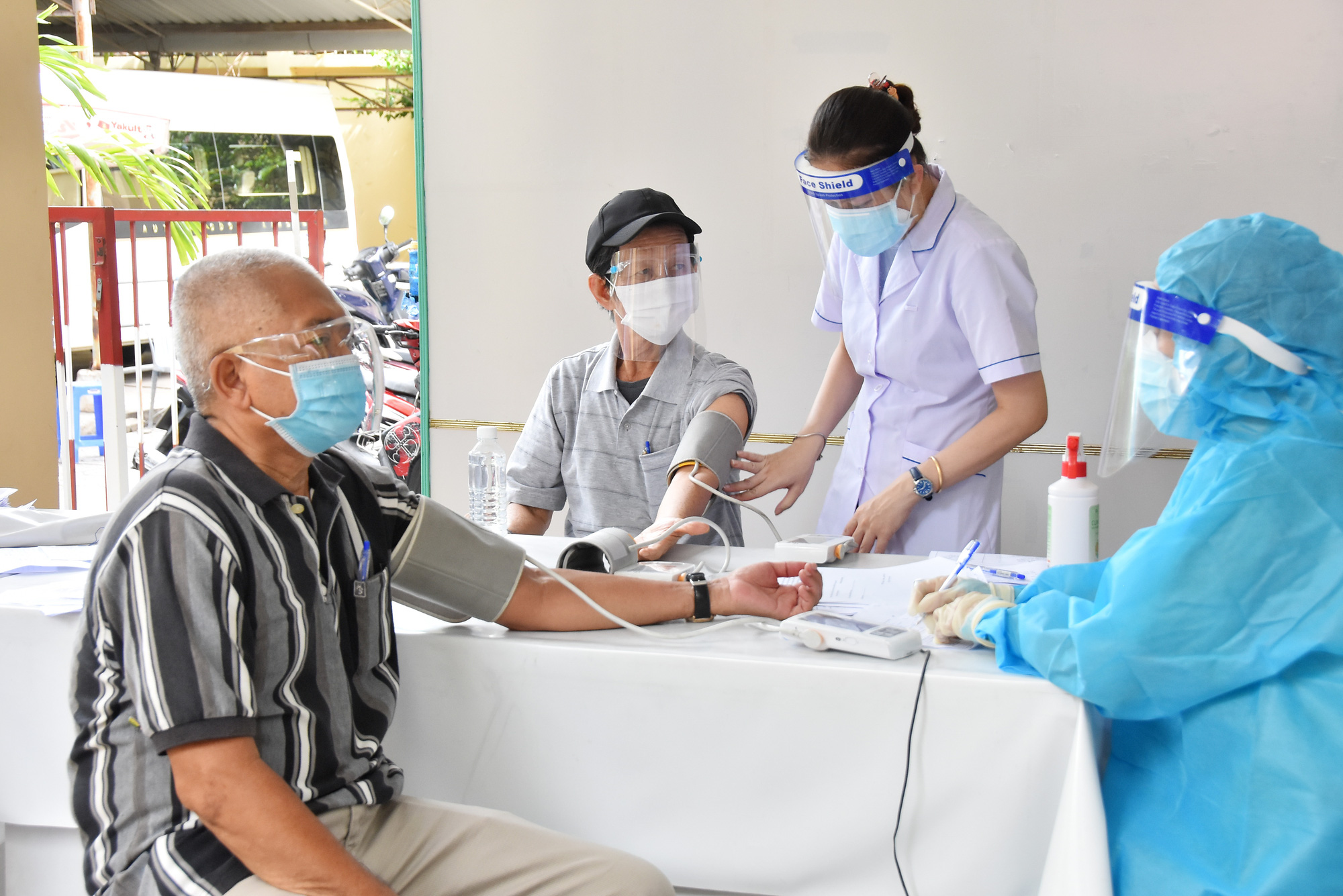 Dưới 65 tuổi, bệnh nền, đăng ký tiêm vắc-xin ở đâu cho an toàn?