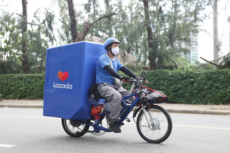 Lazada khởi động lại dịch vụ giao h&agrave;ng tại TP HCM - Ảnh 1.