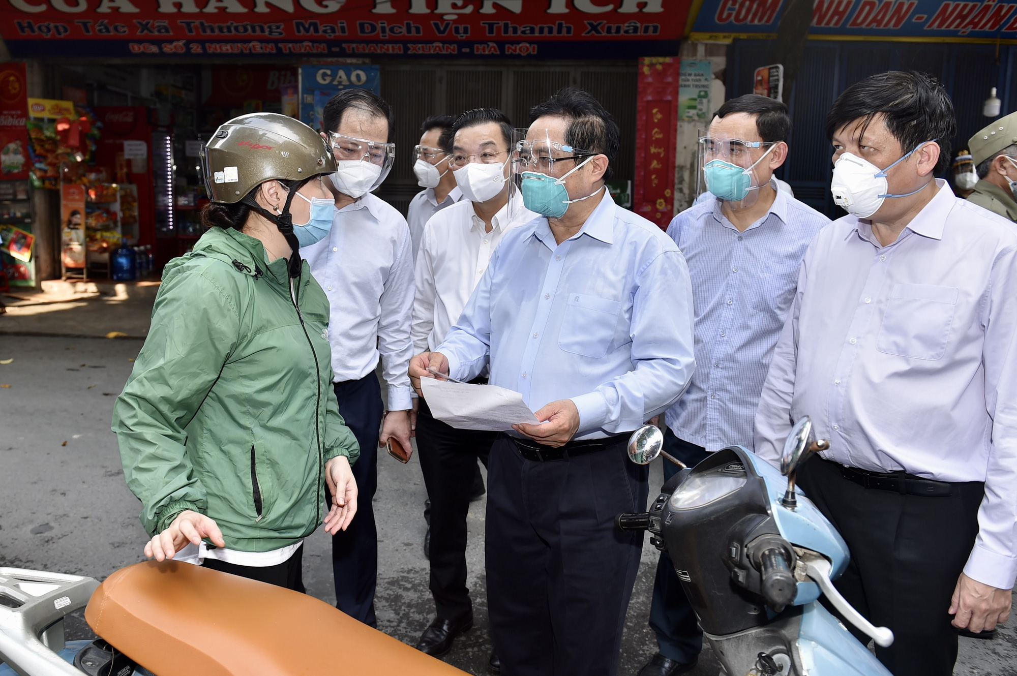 C&oacute; tiếp tục gi&atilde;n c&aacute;ch x&atilde; hội ở H&agrave; Nội sau 6-9? - Ảnh 1.