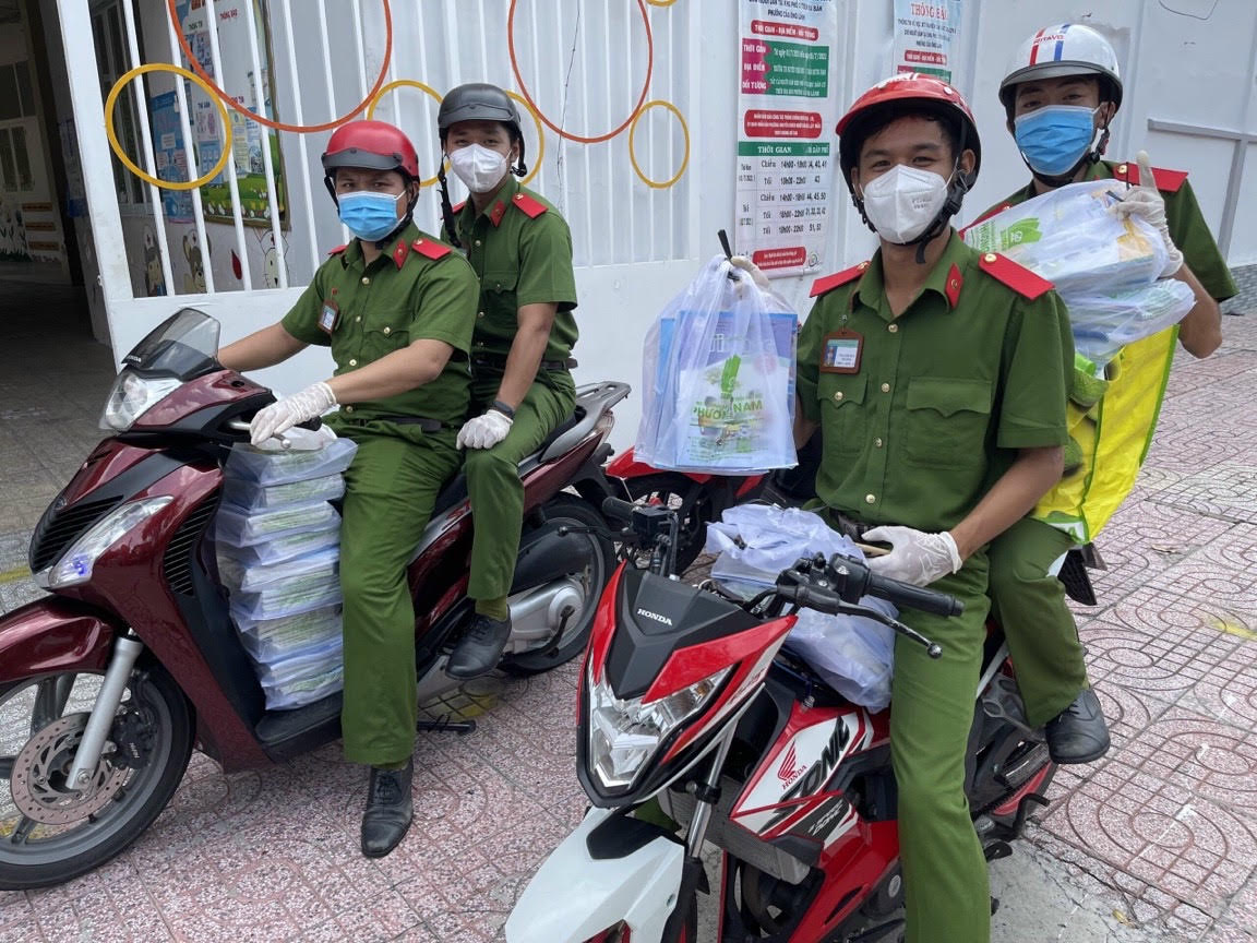 X&uacute;c động h&igrave;nh ảnh học sinh tựu trường qua điện thoại, m&aacute;y t&iacute;nh - Ảnh 2.