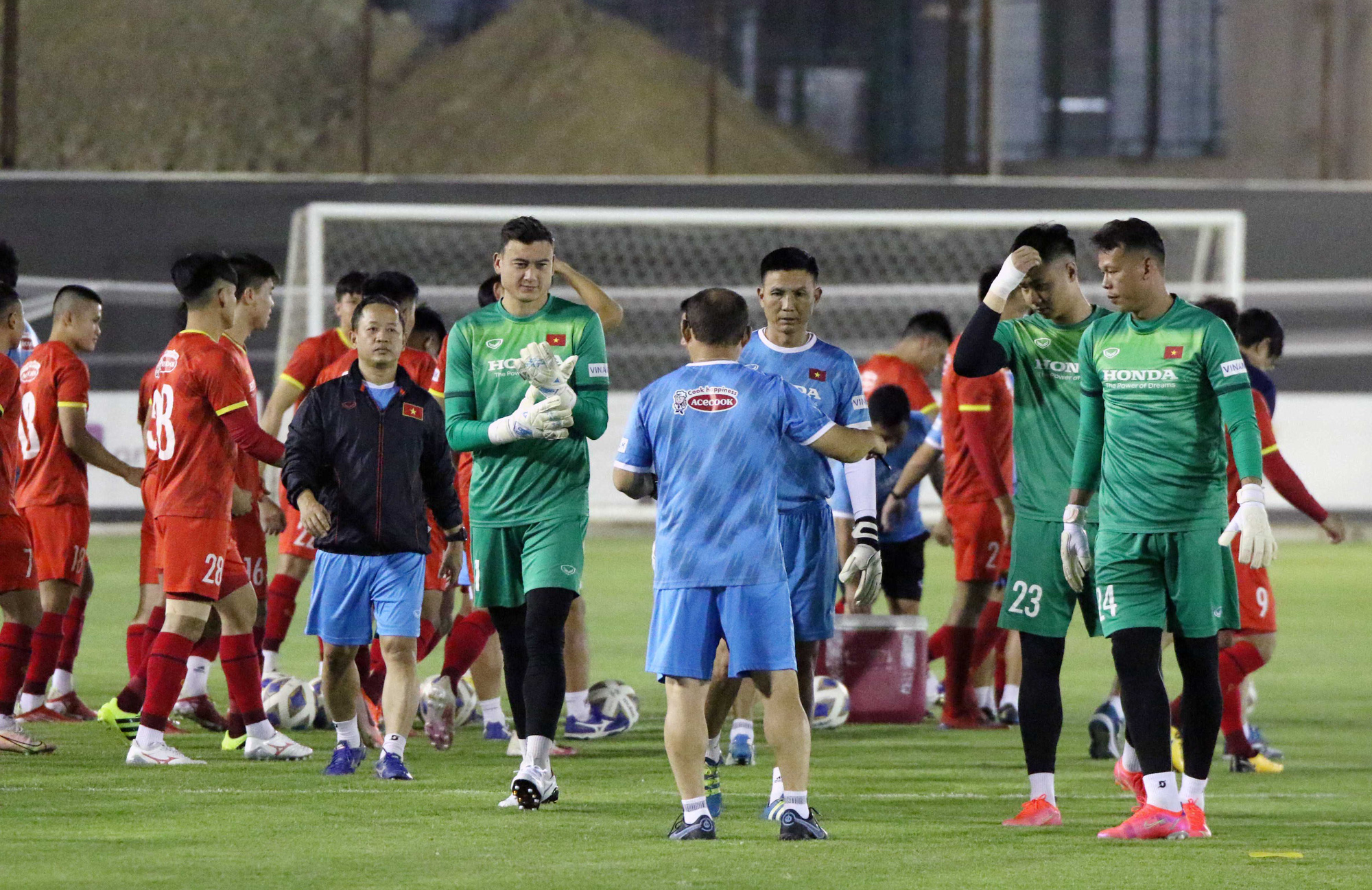 Thẩy Park c&ugrave;ng c&aacute;c tuyển thủ mổ băng trước trận gặp đối thủ từng tham gia World Cup - Ảnh 3.