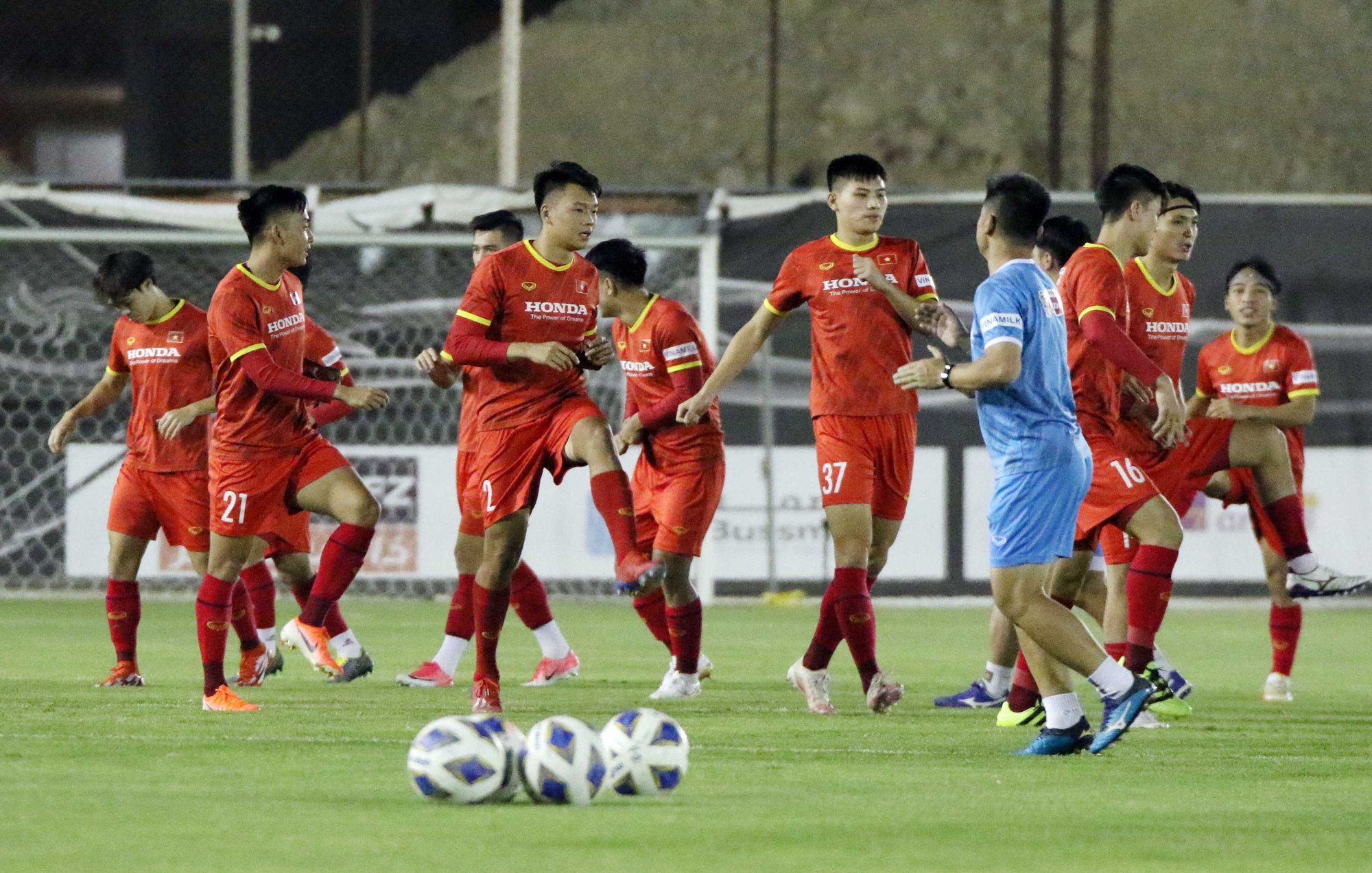 Thẩy Park c&ugrave;ng c&aacute;c tuyển thủ mổ băng trước trận gặp đối thủ từng tham gia World Cup - Ảnh 5.
