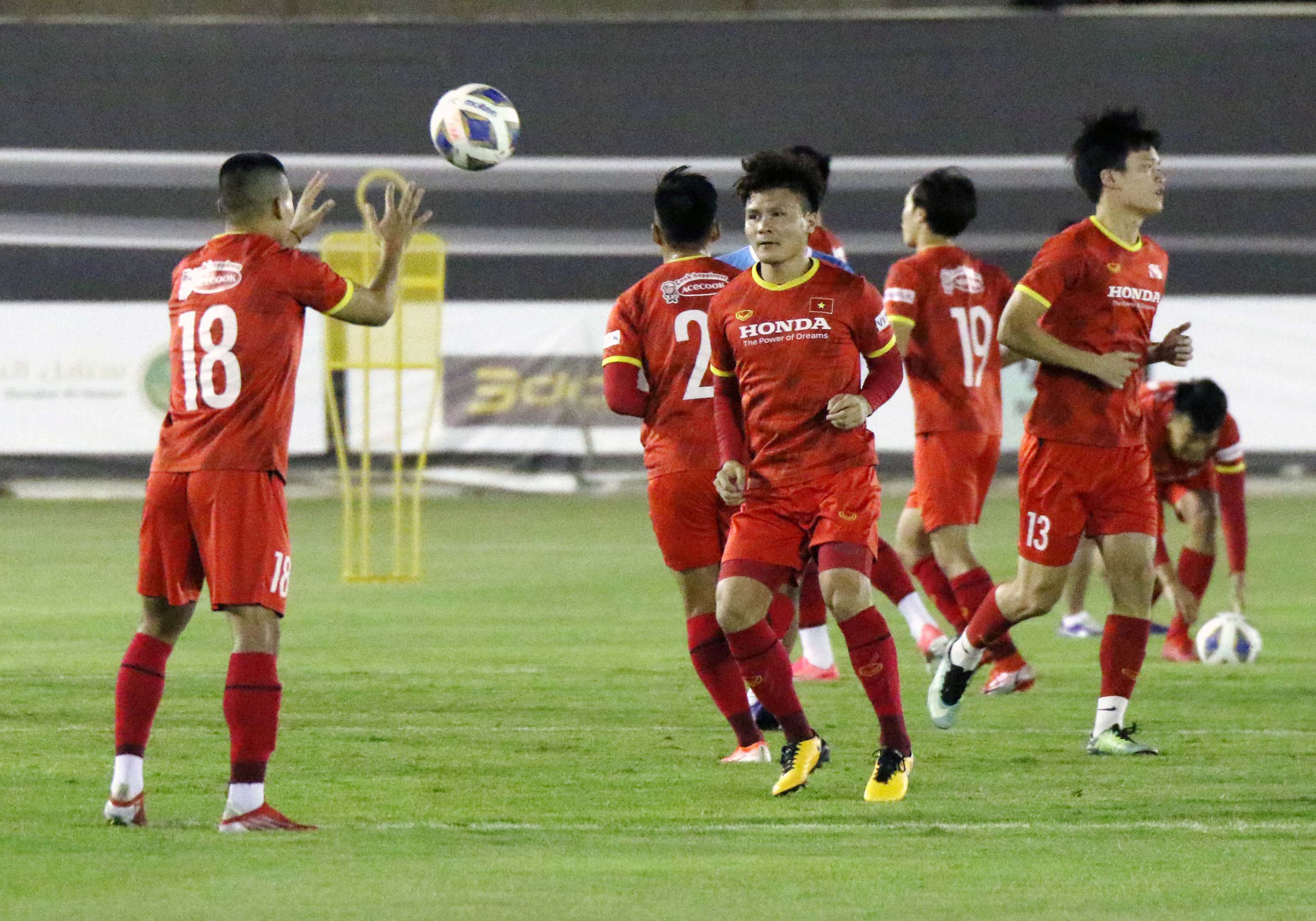 Thẩy Park c&ugrave;ng c&aacute;c tuyển thủ mổ băng trước trận gặp đối thủ từng tham gia World Cup - Ảnh 7.