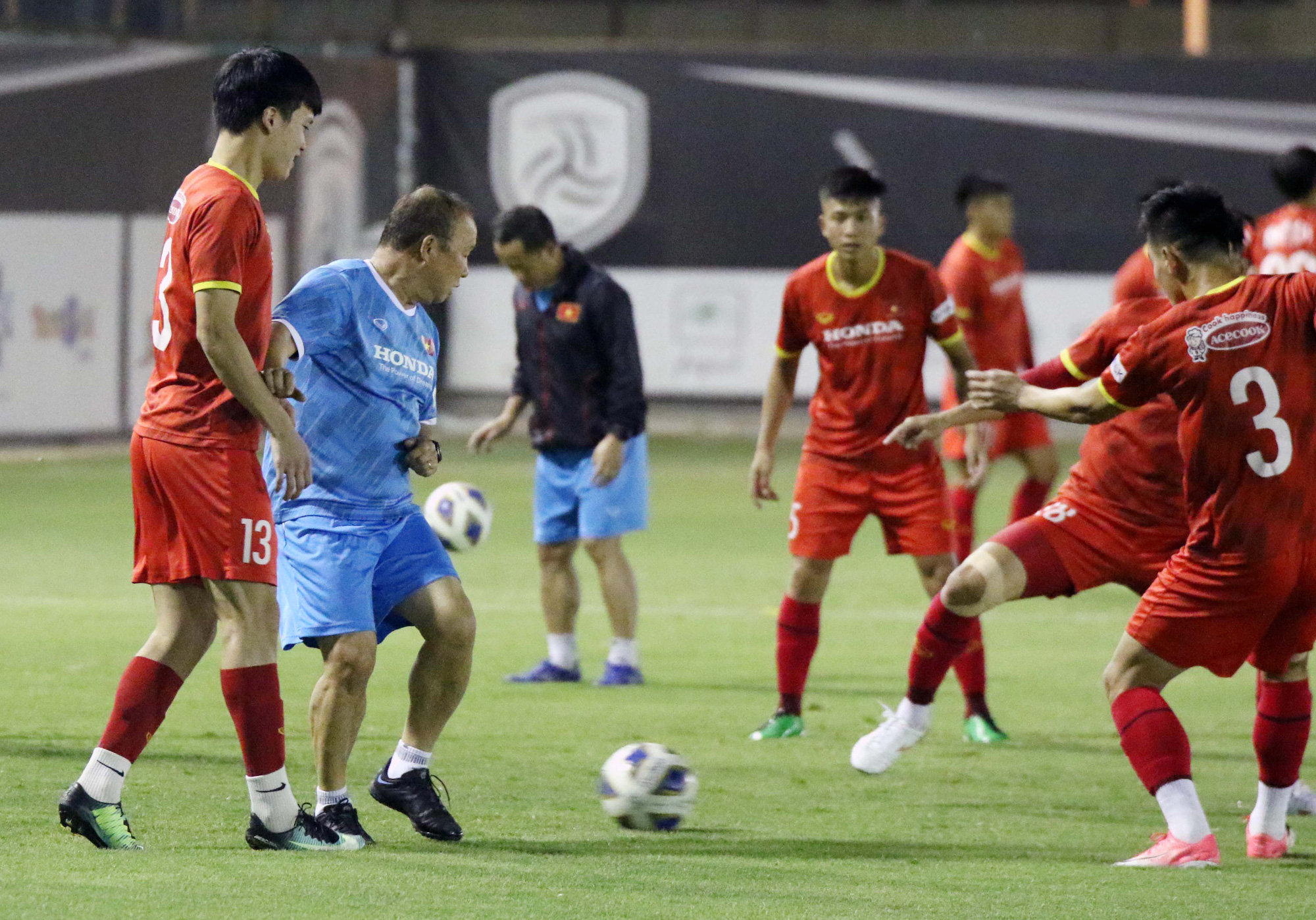Thẩy Park c&ugrave;ng c&aacute;c tuyển thủ mổ băng trước trận gặp đối thủ từng tham gia World Cup - Ảnh 12.