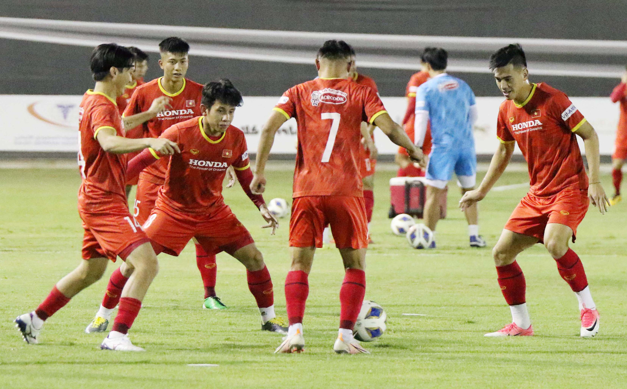 Thẩy Park c&ugrave;ng c&aacute;c tuyển thủ mổ băng trước trận gặp đối thủ từng tham gia World Cup - Ảnh 8.