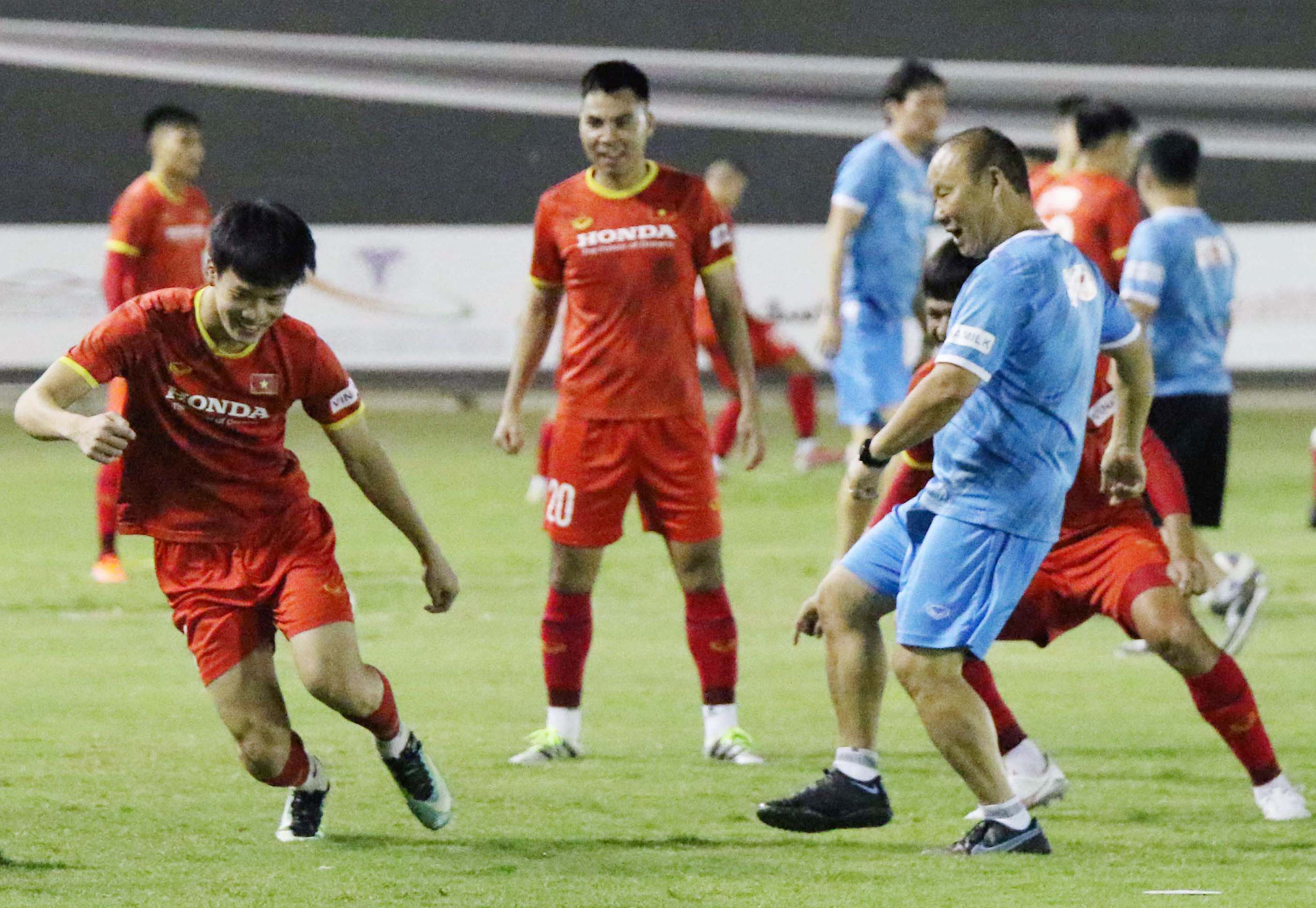 Thầy Park cùng các tuyển thủ "mổ băng" trước trận gặp đối thủ từng tham gia World Cup