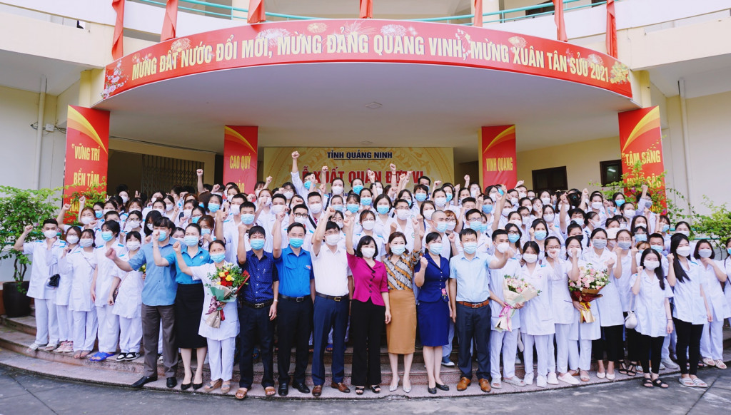500 c&aacute;n bộ, nh&acirc;n vi&ecirc;n y tế Quảng Ninh chi viện H&agrave; Nội chống dịch Covid-19 - Ảnh 2.