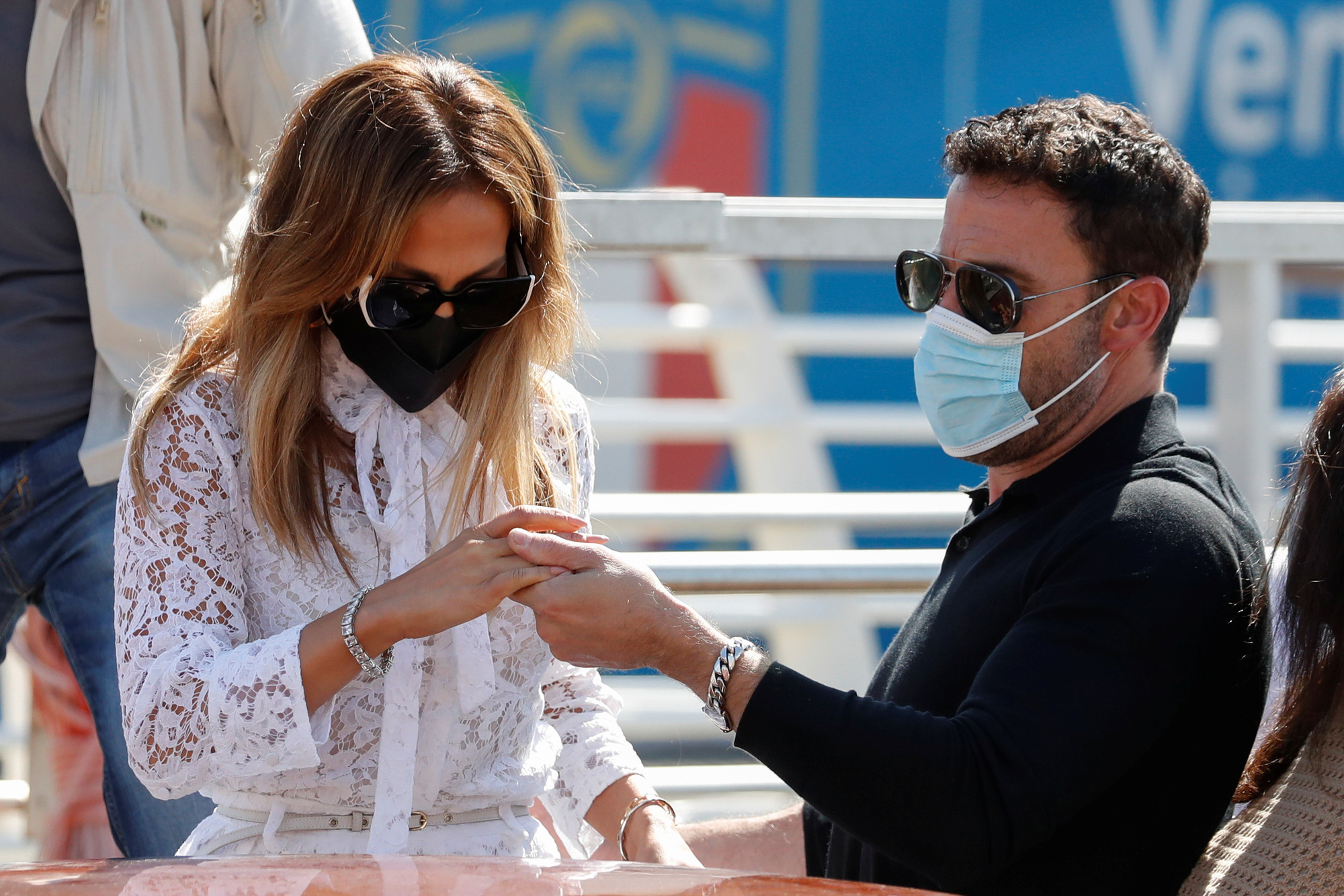 H&igrave;nh ảnh Jennifer Lopez v&agrave; Ben Affleck t&igrave;nh tứ tại &Yacute; g&acirc;y sốt - Ảnh 3.