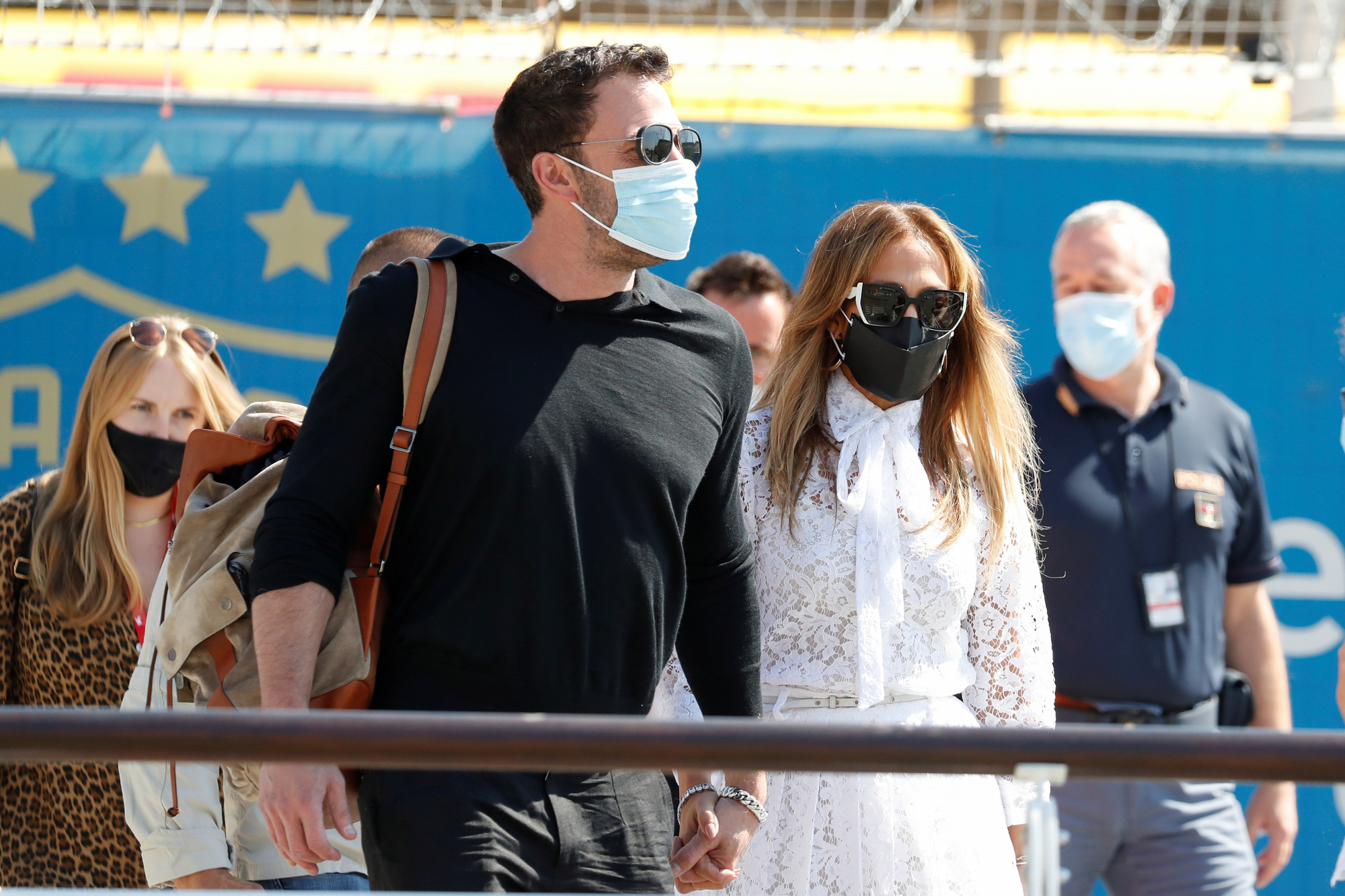 H&igrave;nh ảnh Jennifer Lopez v&agrave; Ben Affleck t&igrave;nh tứ tại &Yacute; g&acirc;y sốt - Ảnh 2.