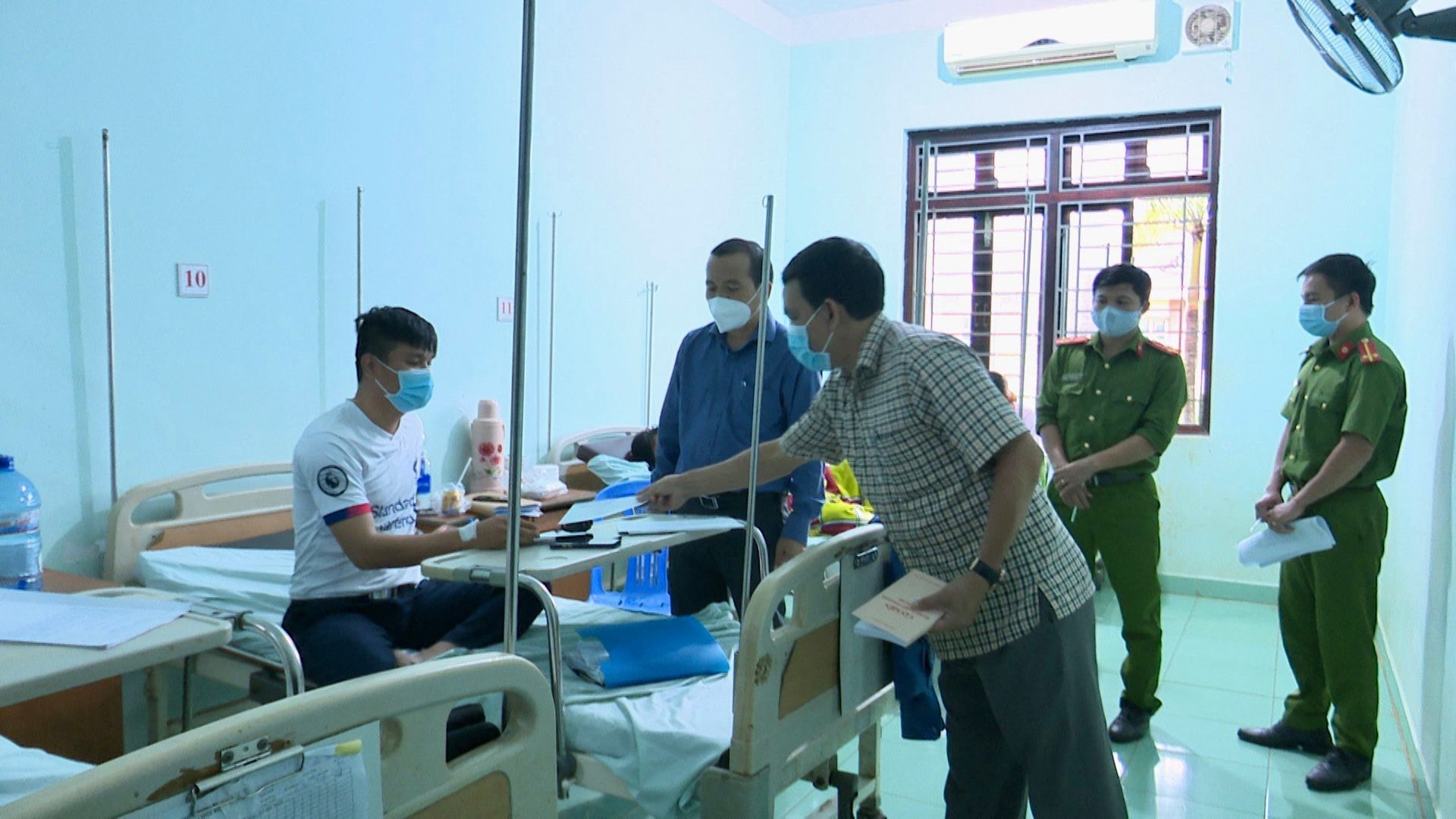 Một phụ nữ đâm cán bộ trật tự đô thị khi xử lý lấn chiếm lòng lề đường