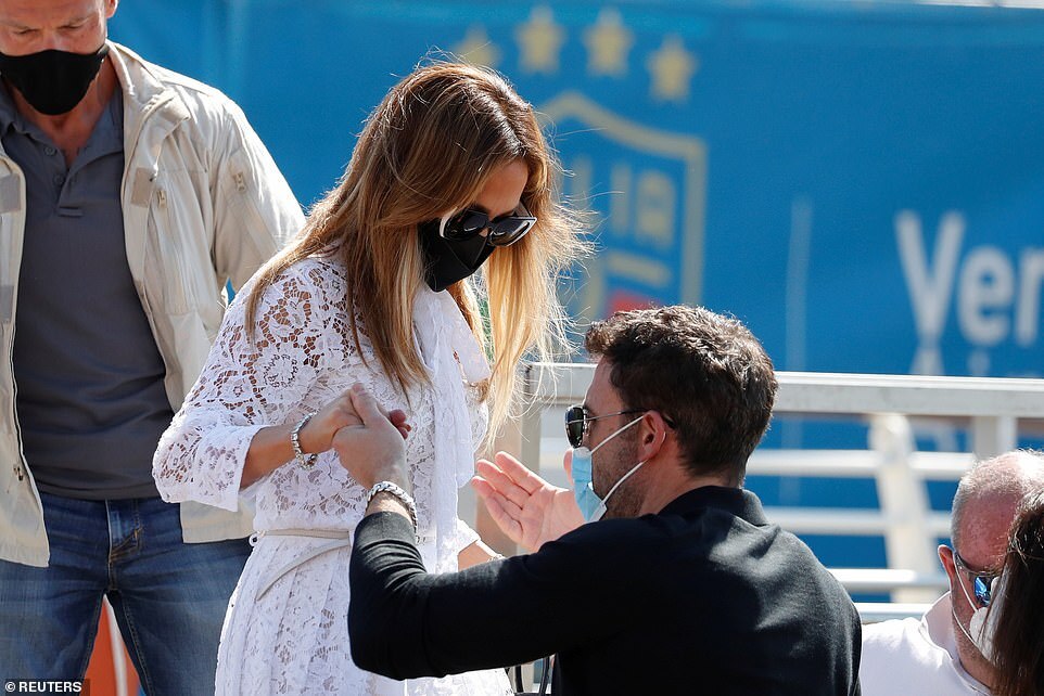 H&igrave;nh ảnh Jennifer Lopez v&agrave; Ben Affleck t&igrave;nh tứ tại &Yacute; g&acirc;y sốt - Ảnh 4.