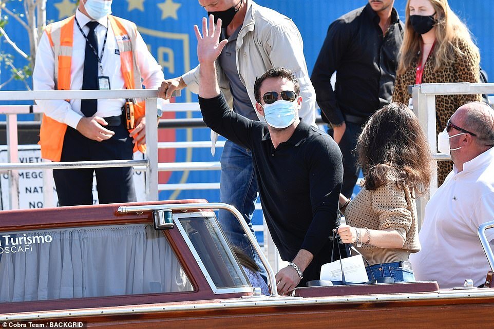 H&igrave;nh ảnh Jennifer Lopez v&agrave; Ben Affleck t&igrave;nh tứ tại &Yacute; g&acirc;y sốt - Ảnh 6.