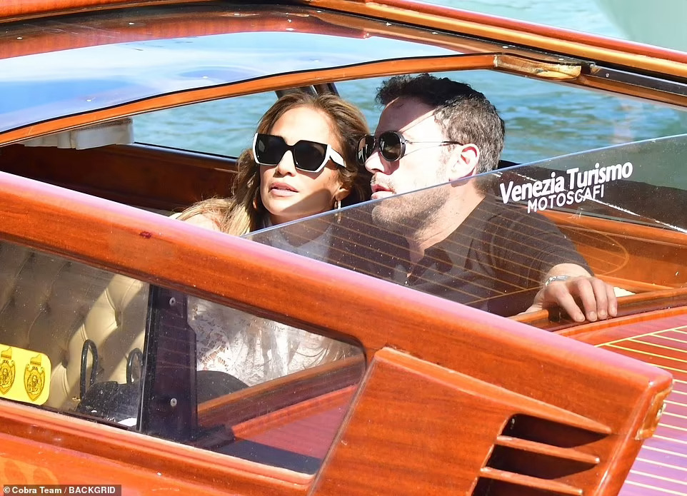 H&igrave;nh ảnh Jennifer Lopez v&agrave; Ben Affleck t&igrave;nh tứ tại &Yacute; g&acirc;y sốt - Ảnh 9.
